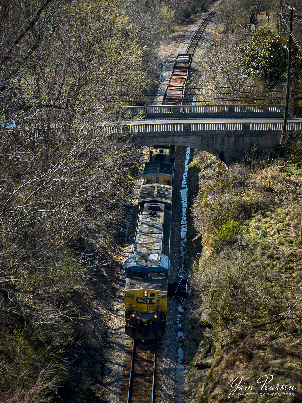 CSX Casky local L391 passes under the Princeton Road overpass as CSXT 4253 and 118 lead a short train loaded with railroad ties north on the Henderson Subdivision at Madisonville, Kentucky on March 4th, 2023.

Tech Info: DJI Mavic 3 Classic Drone, RAW, 24mm, f/2.8, 1/500, ISO 100.

#trainphotography #railroadphotography #trains #railways #dronephotography #trainphotographer #railroadphotographer #jimpearsonphotography #kentuckytrains #pal #paducahandlouisvillerailway #shortlinerailroad #regionalrailroad