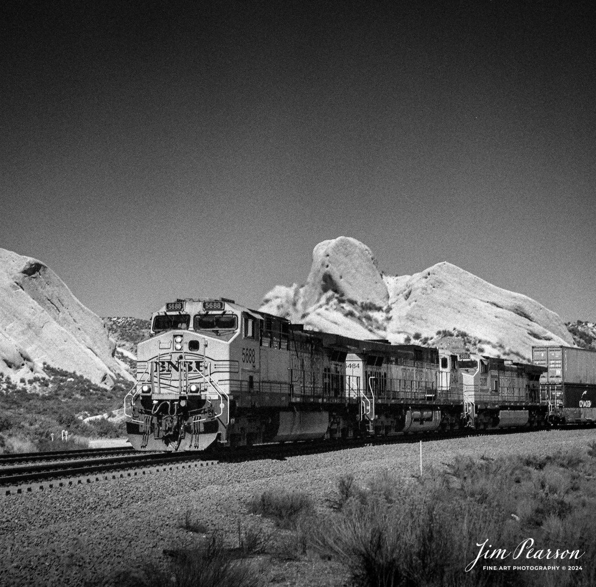 Film Wednesday – September 24th, 2024, a Westbound BNSF intermodal with BNSF 5688 leading works their way downhill through the Morman Rocks area in Cajon Pass, CA.

Tech Info: Mamiya C330 Professional, Ilford HP5 Film, Mamiya 80mm, f/4, 1/500, ISO 400.

#JimPearsonPhotography #analogphotography #blackandwhite #filmphotography