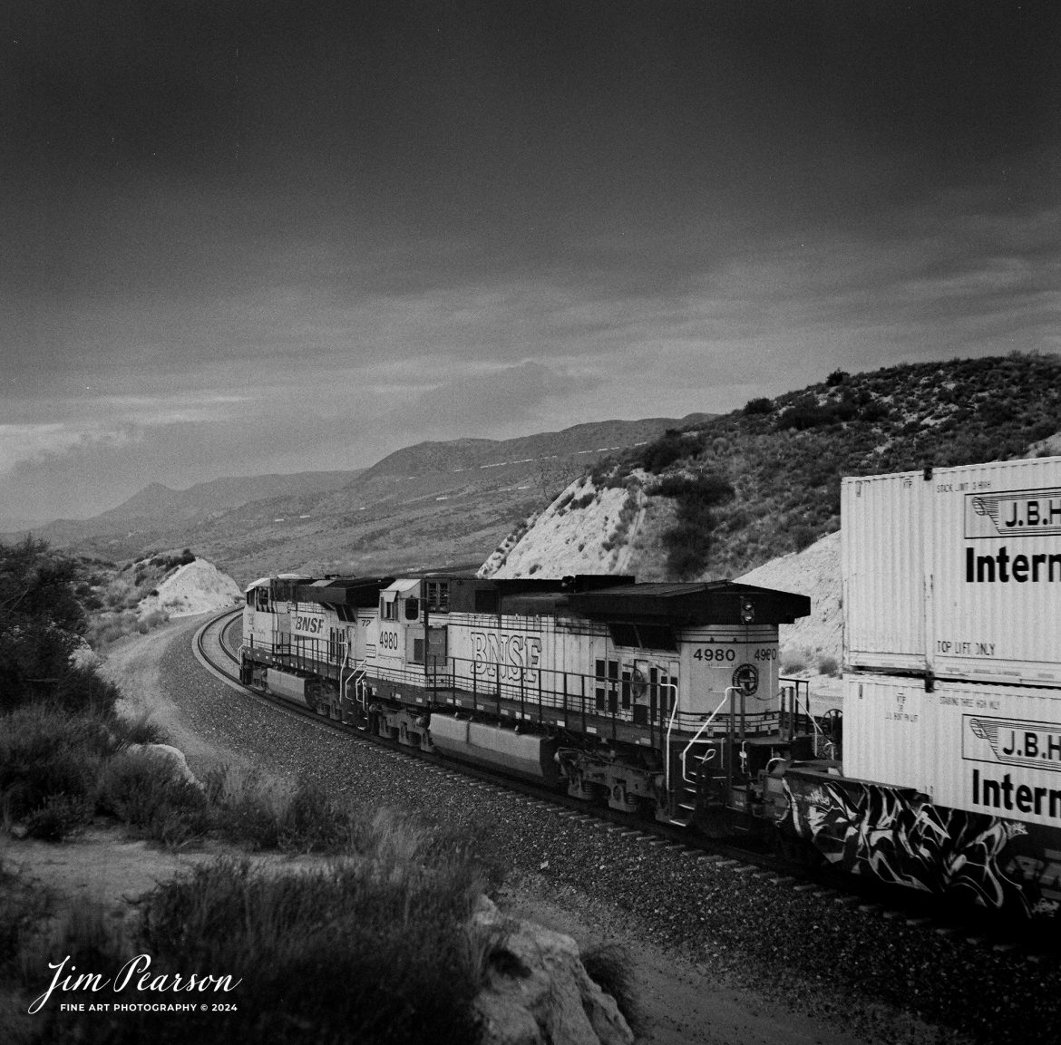 Film Wednesday – This shot is from September 24th, 2024, of a Westbound BNSF intermodal as it starts its downhill run from the summit in Cajon Pass, CA.

Tech Info: Mamiya C330 Professional, Ilford HP5 Film, Mamiya 80mm, f/4, 1/500, ISO 400.

#JimPearsonPhotography #analogphotography #blackandwhite #filmphotography #trains