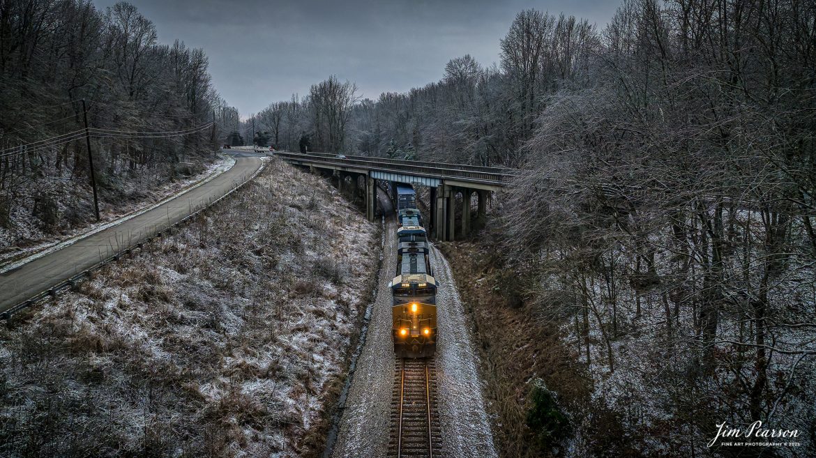 CSXT 3228 leads hot intermodal I026 as it passes under the highway 41 overpass at Mortons Gap, Ky, on January 9th, 2026, as it heads southbound in the late evening twilight on the CSX Henderson Subdivision.

Tech Info: DJI Mavic 3 Classic Drone, RAW, 22mm, f/2.8, 1/500, ISO 800.

#trainphotography #railroadphotography #trains #railways #trainphotographer #railroadphotographer #jimpearsonphotography #onecsx #trainsinthesnow